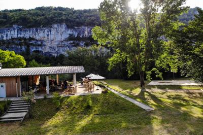 Rangée de lavabos avec miroirs dans une salle de bain aux murs blancs et carrelage vert et blanc.