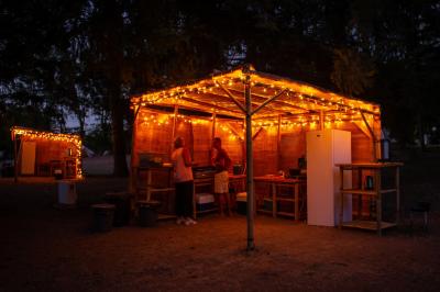 Rangée de lavabos avec miroirs dans une salle de bain aux murs blancs et carrelage vert et blanc.