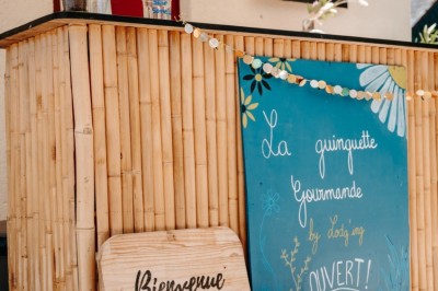 Miniature Location salle Cellettes (Loir-et-Cher) - Lodg’ing Nature Camp Châteaux de la Loire #16 Tentes blanches installées dans un espace naturel près d'une rivière, entourées d'arbres et d'un pont au coucher du soleil.