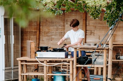 Miniature Location salle Cellettes (Loir-et-Cher) - Lodg’ing Nature Camp Châteaux de la Loire #22 Tentes blanches installées dans un espace naturel près d'une rivière, entourées d'arbres et d'un pont au coucher du soleil.