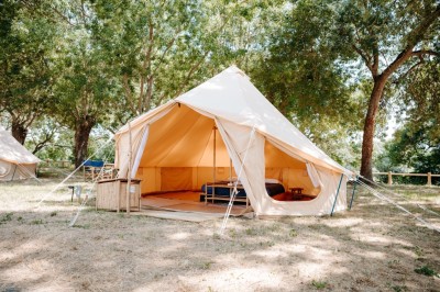 Miniature Location salle Sainte-Gemmes-sur-Loire (Maine-et-Loire) - Lodg’ing Nature Camp Anjou #8 Petit-déjeuner avec croissants, baguettes, confitures, jus d'orange et café sur une table en bois.