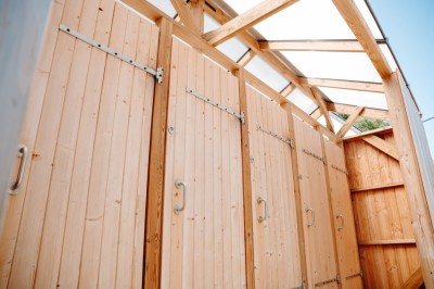 Miniature Location salle Sainte-Gemmes-sur-Loire (Maine-et-Loire) - Lodg’ing Nature Camp Anjou #11 Petit-déjeuner avec croissants, baguettes, confitures, jus d'orange et café sur une table en bois.