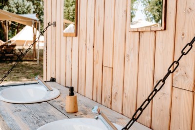 Miniature Location salle Sainte-Gemmes-sur-Loire (Maine-et-Loire) - Lodg’ing Nature Camp Anjou #10 Petit-déjeuner avec croissants, baguettes, confitures, jus d'orange et café sur une table en bois.