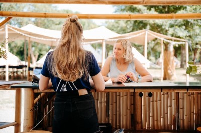 Miniature Location salle Sainte-Gemmes-sur-Loire (Maine-et-Loire) - Lodg’ing Nature Camp Anjou #9 Petit-déjeuner avec croissants, baguettes, confitures, jus d'orange et café sur une table en bois.