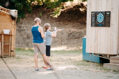 Miniature Location salle Sainte-Gemmes-sur-Loire (Maine-et-Loire) - Lodg’ing Nature Camp Anjou #14 Petit-déjeuner avec croissants, baguettes, confitures, jus d'orange et café sur une table en bois.