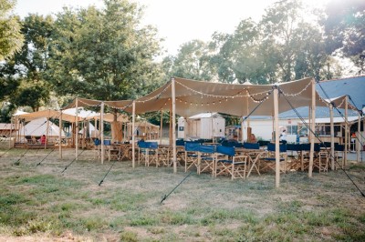 Miniature Location salle Sainte-Gemmes-sur-Loire (Maine-et-Loire) - Lodg’ing Nature Camp Anjou #3 Petit-déjeuner avec croissants, baguettes, confitures, jus d'orange et café sur une table en bois.