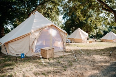 Miniature Location salle Sainte-Gemmes-sur-Loire (Maine-et-Loire) - Lodg’ing Nature Camp Anjou #5 Petit-déjeuner avec croissants, baguettes, confitures, jus d'orange et café sur une table en bois.
