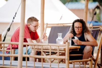 Miniature Location salle Sainte-Gemmes-sur-Loire (Maine-et-Loire) - Lodg’ing Nature Camp Anjou #15 Petit-déjeuner avec croissants, baguettes, confitures, jus d'orange et café sur une table en bois.