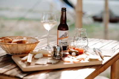 Miniature Location salle Sainte-Gemmes-sur-Loire (Maine-et-Loire) - Lodg’ing Nature Camp Anjou #18 Petit-déjeuner avec croissants, baguettes, confitures, jus d'orange et café sur une table en bois.