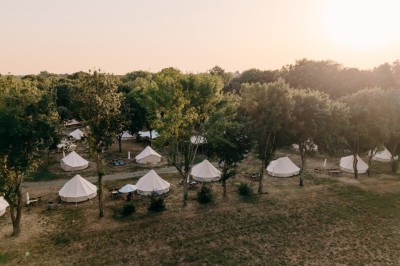 Miniature Location salle Sainte-Gemmes-sur-Loire (Maine-et-Loire) - Lodg’ing Nature Camp Anjou #4 Petit-déjeuner avec croissants, baguettes, confitures, jus d'orange et café sur une table en bois.
