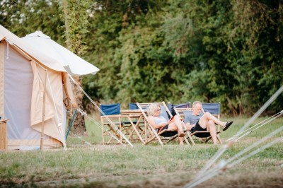 Miniature Location salle Sainte-Gemmes-sur-Loire (Maine-et-Loire) - Lodg’ing Nature Camp Anjou #19 Petit-déjeuner avec croissants, baguettes, confitures, jus d'orange et café sur une table en bois.