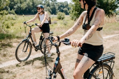 Miniature Location salle Sainte-Gemmes-sur-Loire (Maine-et-Loire) - Lodg’ing Nature Camp Anjou #20 Petit-déjeuner avec croissants, baguettes, confitures, jus d'orange et café sur une table en bois.