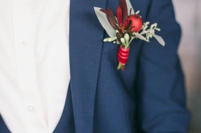 Jeune femme portant une couronne de fleurs blanches, vêtue de dentelle blanche, dans un jardin verdoyant.