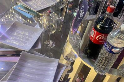 Buffet avec assortiments de sandwichs, samoussas, mini-burgers, canapés et coupes de fruits sur une table blanche.