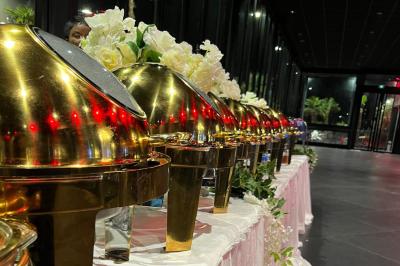 Plateau circulaire avec des pâtisseries miniatures, entouré de divers amuse-bouches et desserts sur une table.