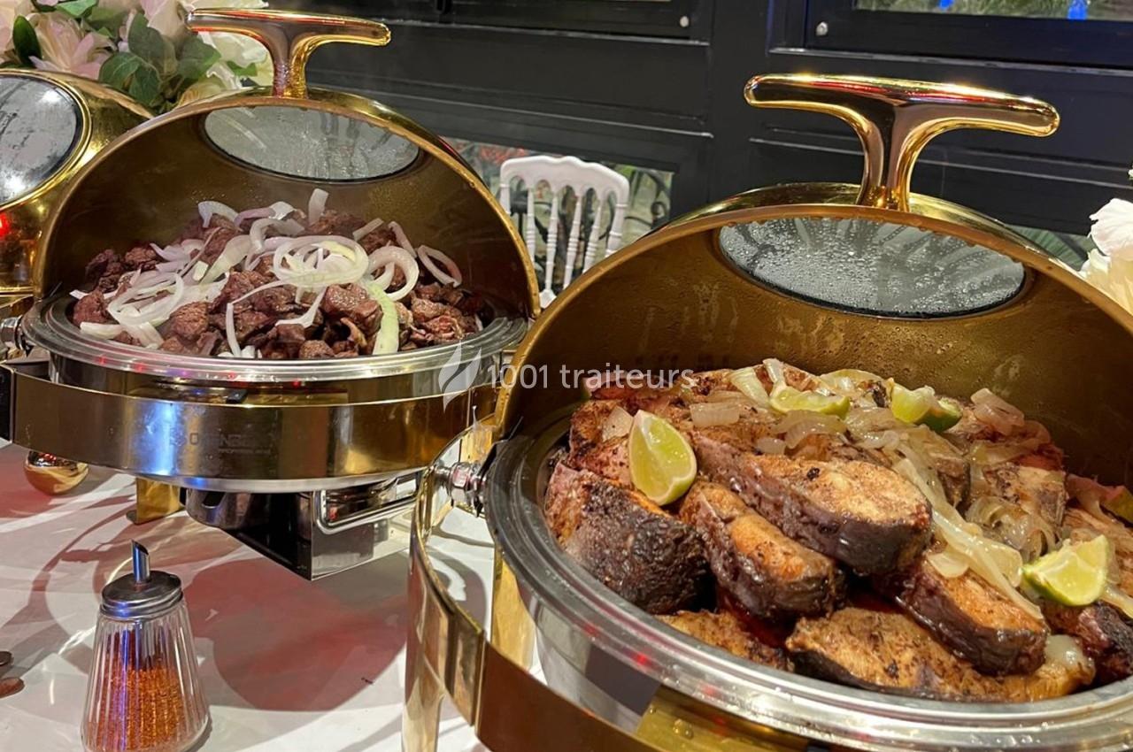 Plateaux de service en métal doré contenant des morceaux de viande grillée et de poisson garnis d'oignons et de quartiers de…