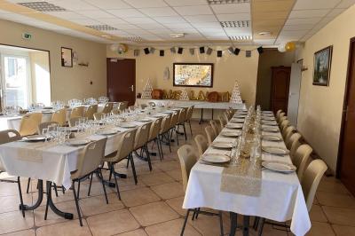 Salle de bain avec lavabo, miroir, meuble blanc et douche à paroi vitrée sur un carrelage beige.