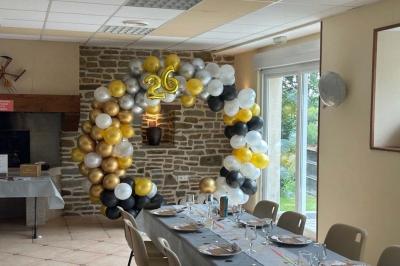 Salle de bain avec lavabo, miroir, meuble blanc et douche à paroi vitrée sur un carrelage beige.