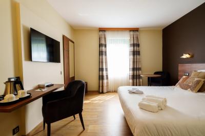 Terrasse extérieure avec tables et chaises disposées autour d’un bâtiment circulaire, vue aérienne.