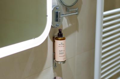 Terrasse extérieure avec tables et chaises disposées autour d’un bâtiment circulaire, vue aérienne.