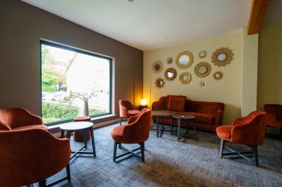 Terrasse extérieure avec tables et chaises disposées autour d’un bâtiment circulaire, vue aérienne.