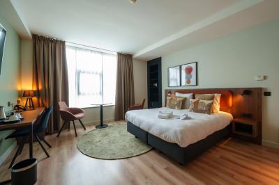 Terrasse extérieure avec tables et chaises disposées autour d’un bâtiment circulaire, vue aérienne.