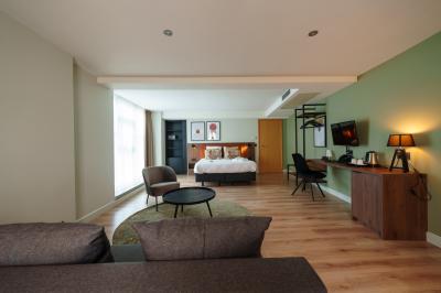 Terrasse extérieure avec tables et chaises disposées autour d’un bâtiment circulaire, vue aérienne.