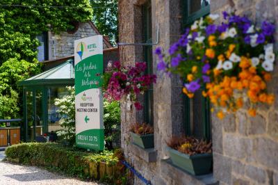 Terrasse extérieure avec tables et chaises disposées autour d’un bâtiment circulaire, vue aérienne.