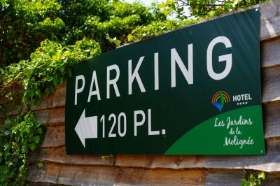 Terrasse extérieure avec tables et chaises disposées autour d’un bâtiment circulaire, vue aérienne.
