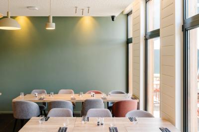 Terrasse extérieure avec tables et chaises disposées autour d’un bâtiment circulaire, vue aérienne.