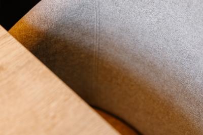 Terrasse extérieure avec tables et chaises disposées autour d’un bâtiment circulaire, vue aérienne.