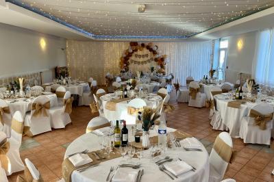 Miniature Location salle Brou (Eure-et-Loir) - Domaine de l'Ozanne #8 Table de ping-pong bleue en extérieur avec deux raquettes rouges posées de part et d'autre du filet.