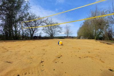 Miniature Location salle Brou (Eure-et-Loir) - Domaine de l'Ozanne #4 Table de ping-pong bleue en extérieur avec deux raquettes rouges posées de part et d'autre du filet.