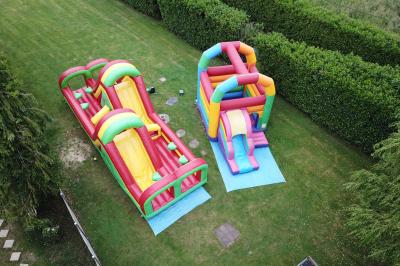 Miniature Location salle Brou (Eure-et-Loir) - Domaine de l'Ozanne #6 Table de ping-pong bleue en extérieur avec deux raquettes rouges posées de part et d'autre du filet.