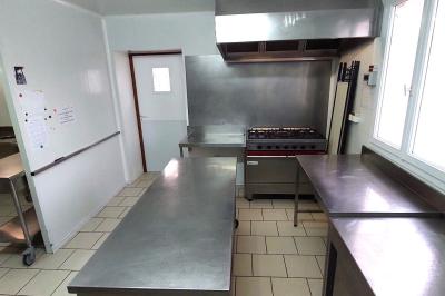 Miniature Location salle Brou (Eure-et-Loir) - Domaine de l'Ozanne #19 Table de ping-pong bleue en extérieur avec deux raquettes rouges posées de part et d'autre du filet.