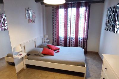 Miniature Location salle Brou (Eure-et-Loir) - Domaine de l'Ozanne #21 Table de ping-pong bleue en extérieur avec deux raquettes rouges posées de part et d'autre du filet.