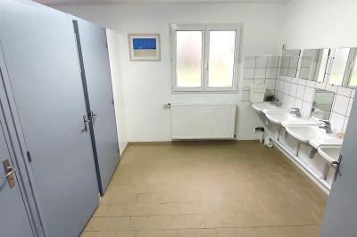 Miniature Location salle Brou (Eure-et-Loir) - Domaine de l'Ozanne #26 Table de ping-pong bleue en extérieur avec deux raquettes rouges posées de part et d'autre du filet.