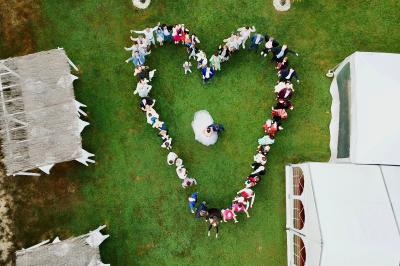 Miniature Location salle Brou (Eure-et-Loir) - Domaine de l'Ozanne #27 Table de ping-pong bleue en extérieur avec deux raquettes rouges posées de part et d'autre du filet.