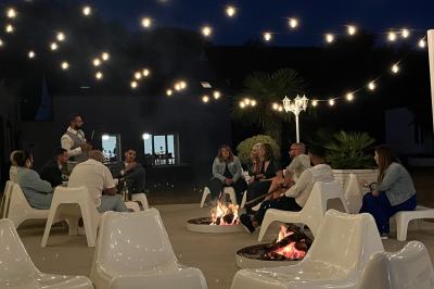 Miniature Location salle Brou (Eure-et-Loir) - Domaine de l'Ozanne #28 Table de ping-pong bleue en extérieur avec deux raquettes rouges posées de part et d'autre du filet.