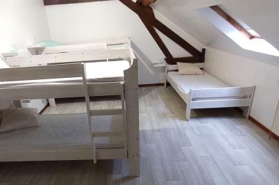 Miniature Location salle Brou (Eure-et-Loir) - Domaine de l'Ozanne #23 Table de ping-pong bleue en extérieur avec deux raquettes rouges posées de part et d'autre du filet.