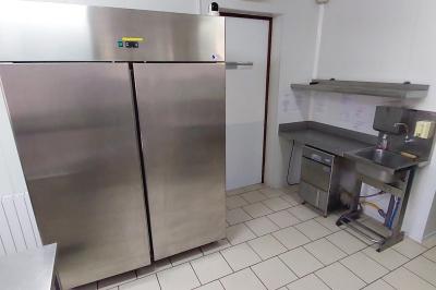 Miniature Location salle Brou (Eure-et-Loir) - Domaine de l'Ozanne #20 Table de ping-pong bleue en extérieur avec deux raquettes rouges posées de part et d'autre du filet.