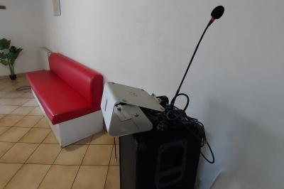 Miniature Location salle Brou (Eure-et-Loir) - Domaine de l'Ozanne #15 Table de ping-pong bleue en extérieur avec deux raquettes rouges posées de part et d'autre du filet.