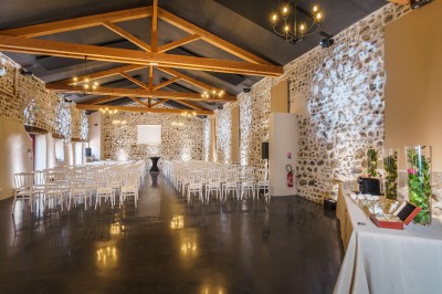 Buffet avec pâtisseries, viennoiseries, verrines et pains disposés sur des présentoirs en bois dans une salle.