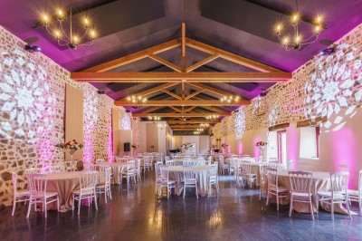 Buffet avec pâtisseries, viennoiseries, verrines et pains disposés sur des présentoirs en bois dans une salle.