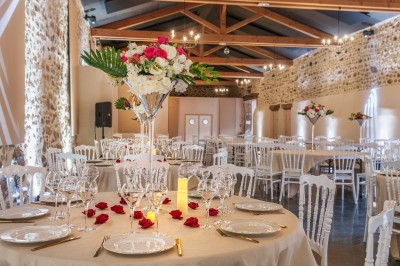 Buffet avec pâtisseries, viennoiseries, verrines et pains disposés sur des présentoirs en bois dans une salle.