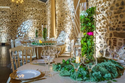 Buffet avec pâtisseries, viennoiseries, verrines et pains disposés sur des présentoirs en bois dans une salle.