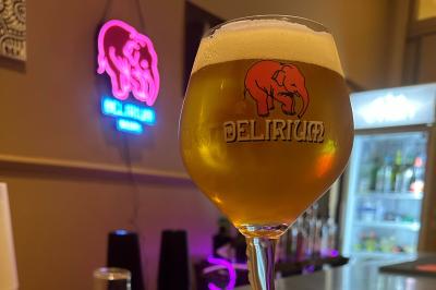 Assiette de charcuterie avec pain plat, cornichons, tapenade, fromage et beurre sur une table en bois.