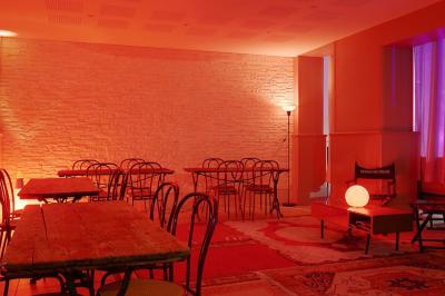 Assiette de charcuterie avec pain plat, cornichons, tapenade, fromage et beurre sur une table en bois.