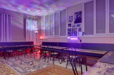 Assiette de charcuterie avec pain plat, cornichons, tapenade, fromage et beurre sur une table en bois.