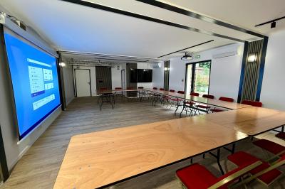 Entrée d'un immeuble avec porte vitrée, numéro 16 et inscription ’Bureaux’, sol pavé avec quelques feuilles.